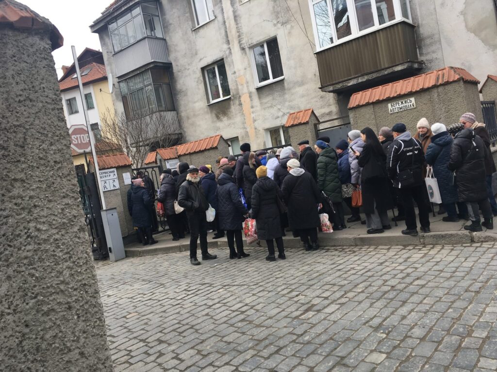 У Львові шалені черги до водоканалу