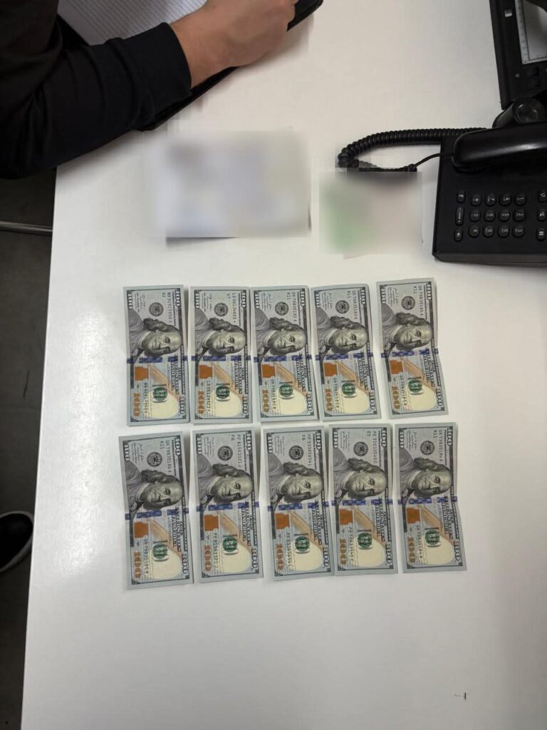 На Львівщині прикордонник відмовився від тисячі доларів