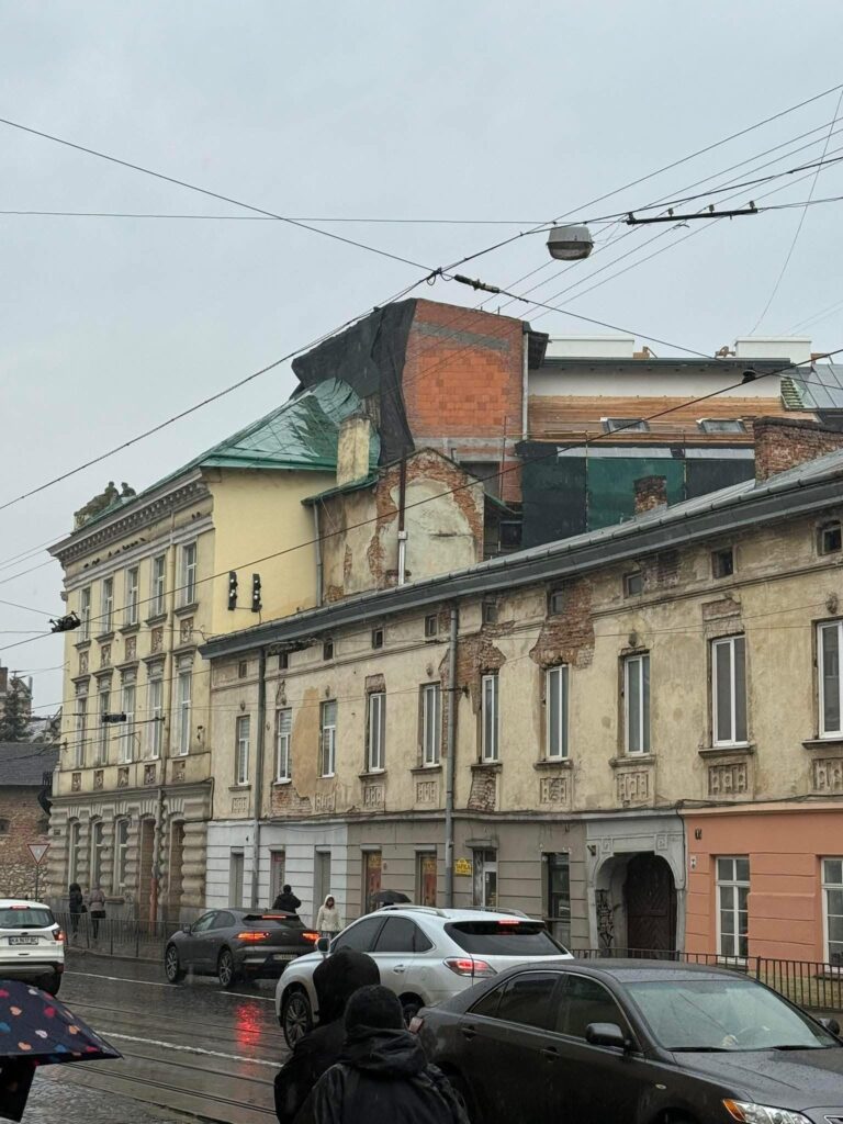 У центрі Львова виросла надбудова