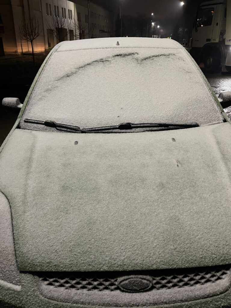 У Львові вже їздить снігоприбиральна техніка