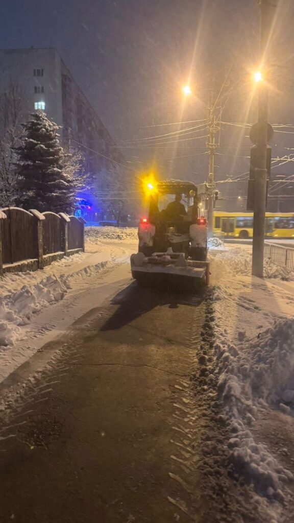 Львів засипало снігом