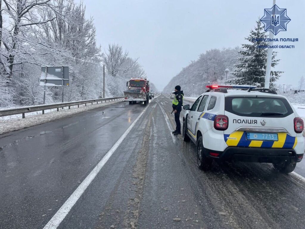 На Львівщині патрульні скеровують прибиральнику техніку