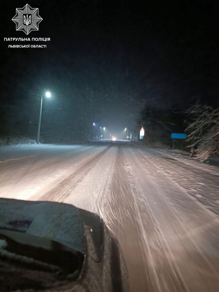На Львівщині патрульні скеровують прибиральнику техніку