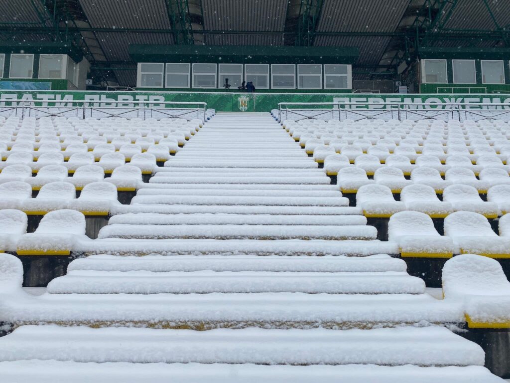 У Львові місця для уболівальників вкрились снігом