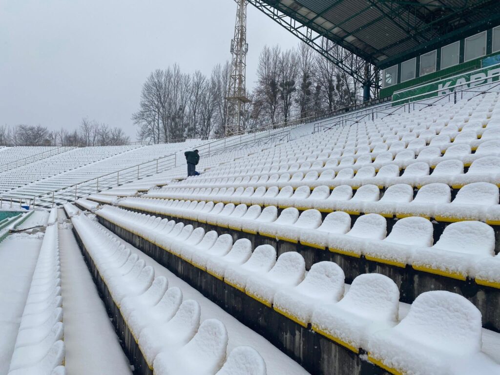 У Львові місця для уболівальників вкрились снігом