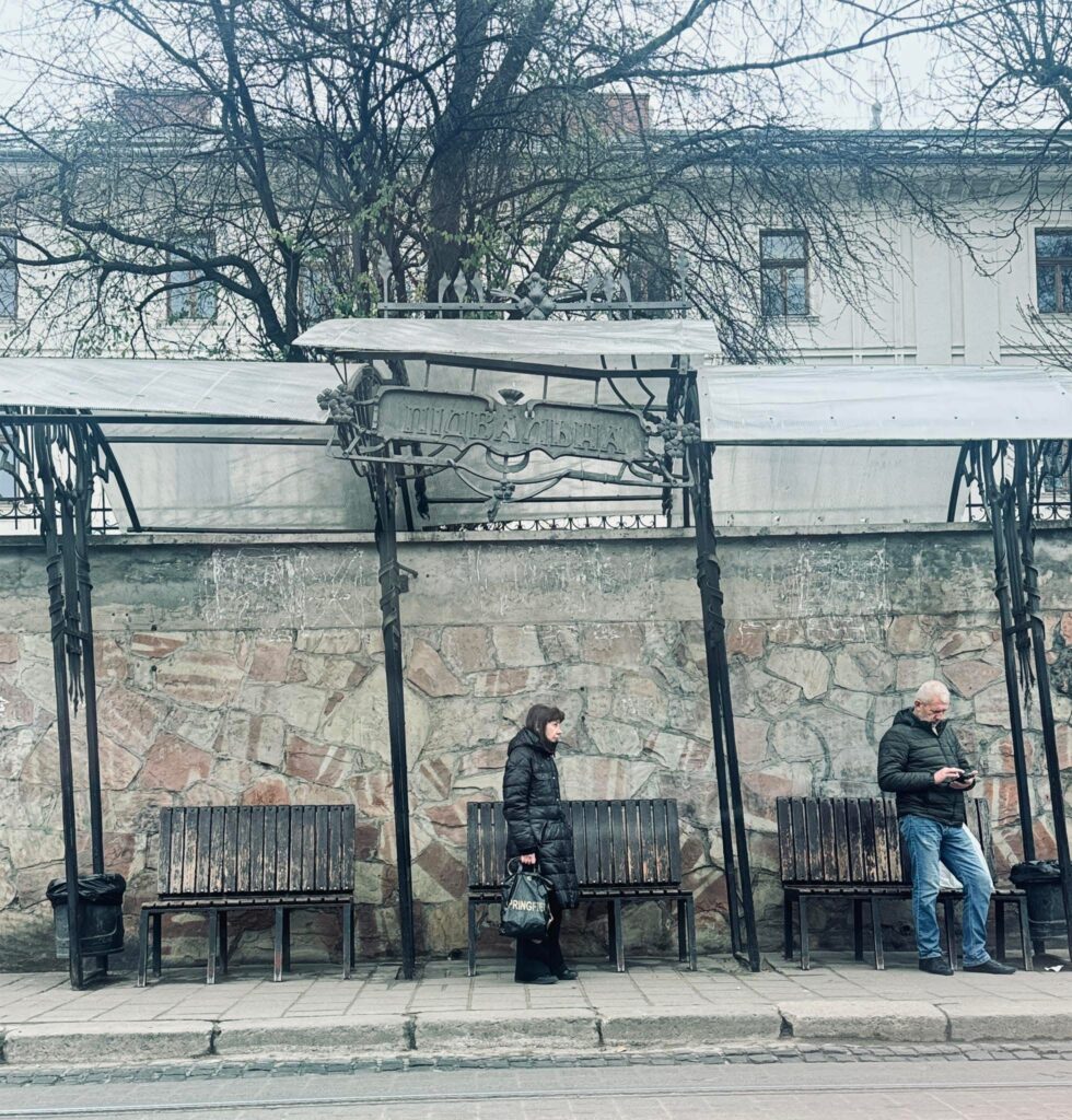 У центрі Львова просять відремонтувати аварійну зупинку