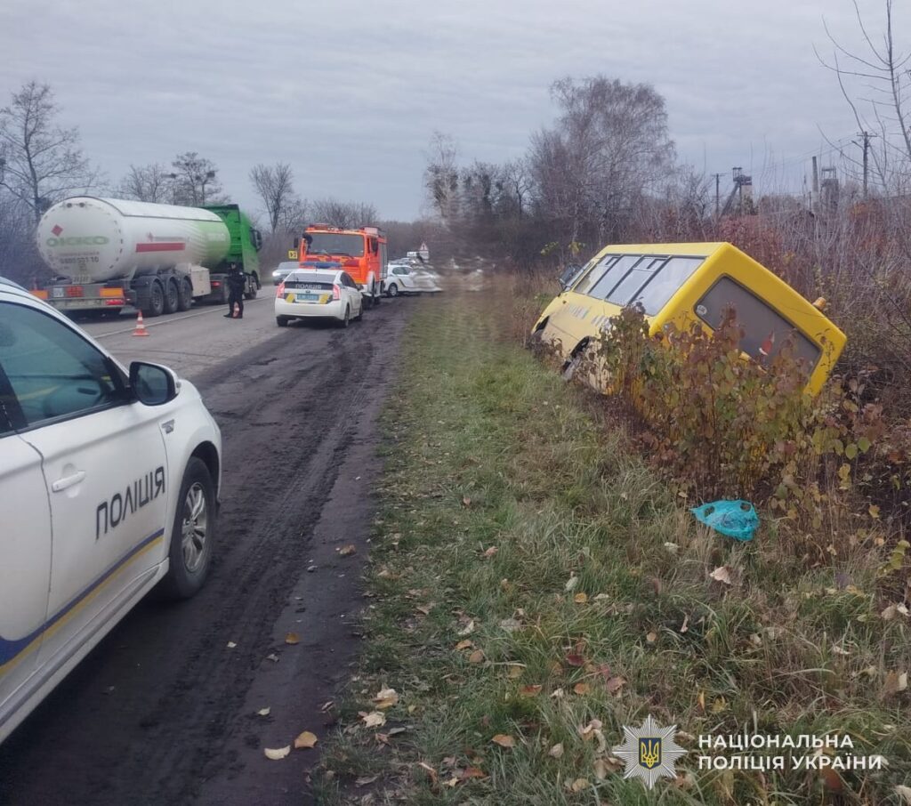 На Львівщині перекинувся шкільний автобус