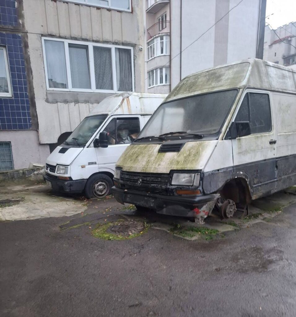 У Львові знайшли занедбаний автомобіль