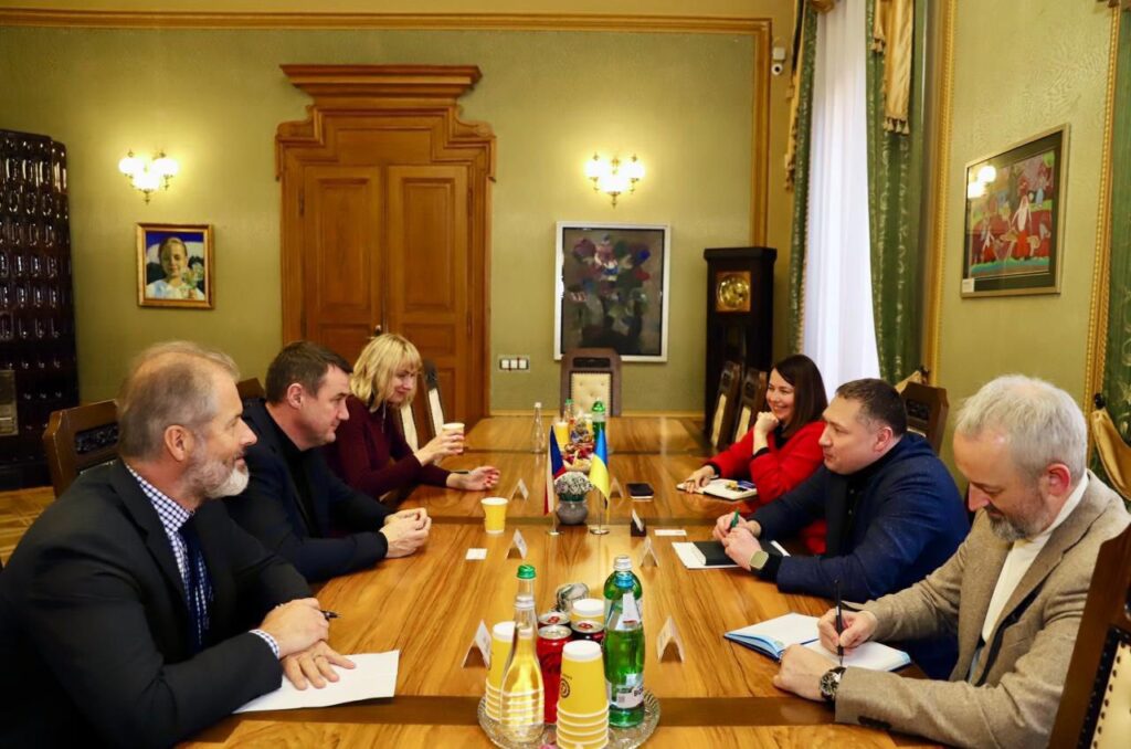 Львівщина отримала нову карету швидкої допомоги від Чехії