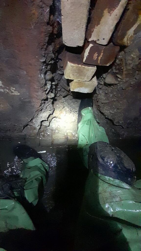 У Львові показали жахливий стан колектора на Залізничній