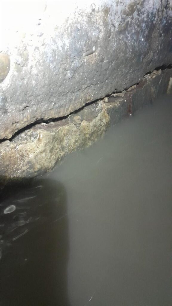 У Львові показали жахливий стан колектора на Залізничній