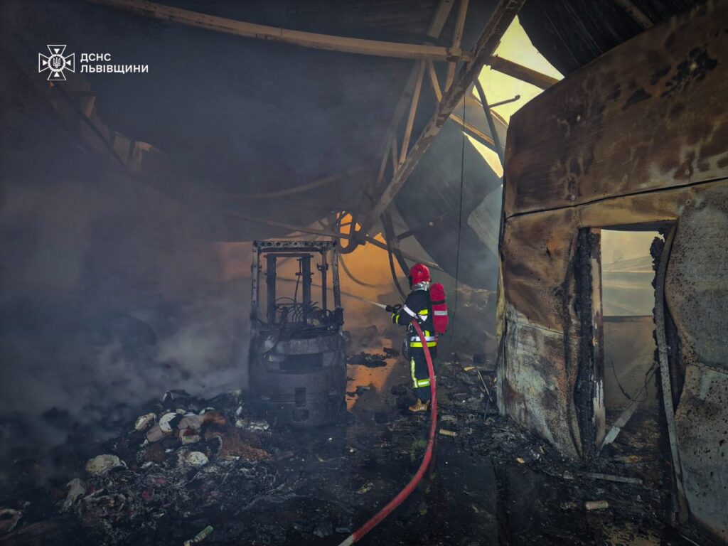 На Львівщині згоріло деревообробне підприємство (ВІДЕО)