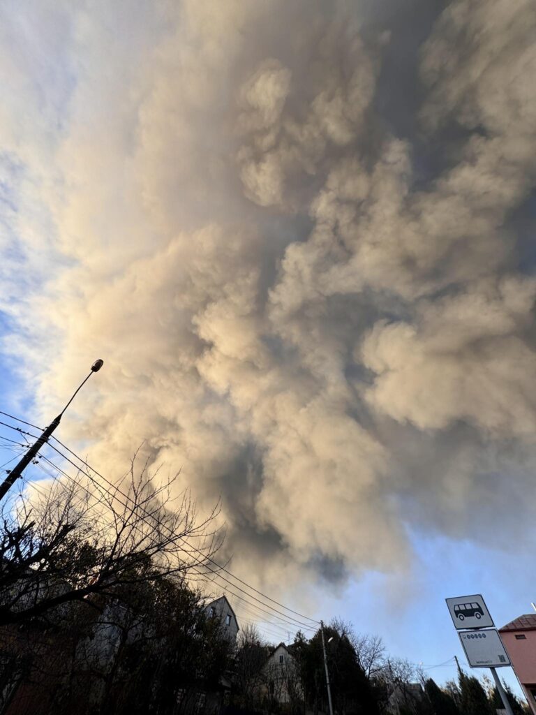 У Львові горять склади з шинами