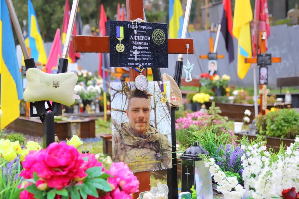 Делегація із США відвідала могили Героїв України