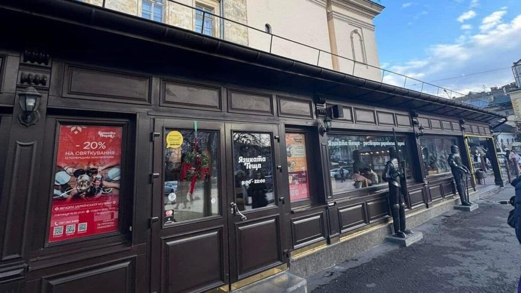 У Садового звинуватили священника ПЦУ у підтримці скандальних власників самобуду