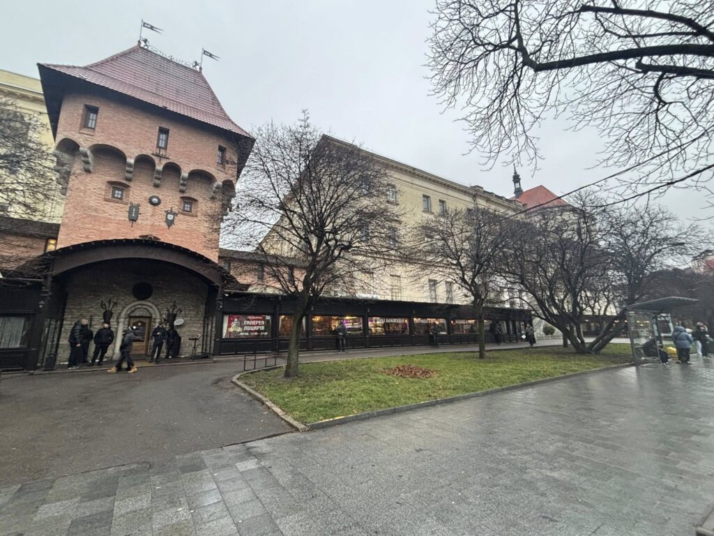 У Садового звинуватили священника ПЦУ у підтримці скандальних власників самобуду