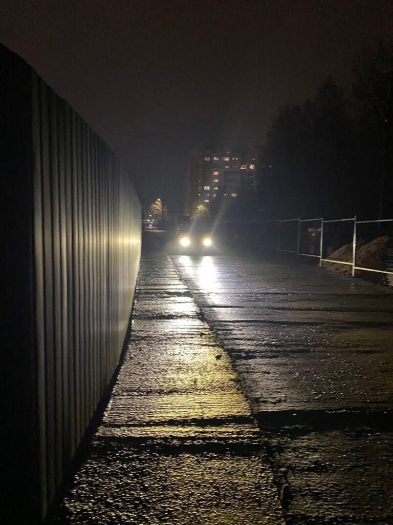 У Львові на тротуарі не можуть розминутись двоє людей