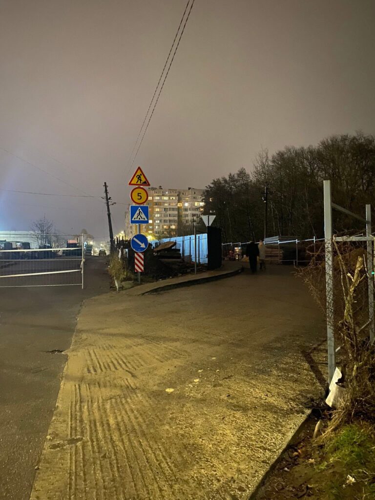 У Львові на тротуарі не можуть розминутись двоє людей