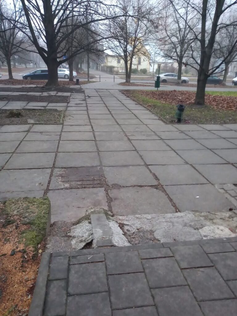 У Львові у спальному районі просять відремонтувати сходи