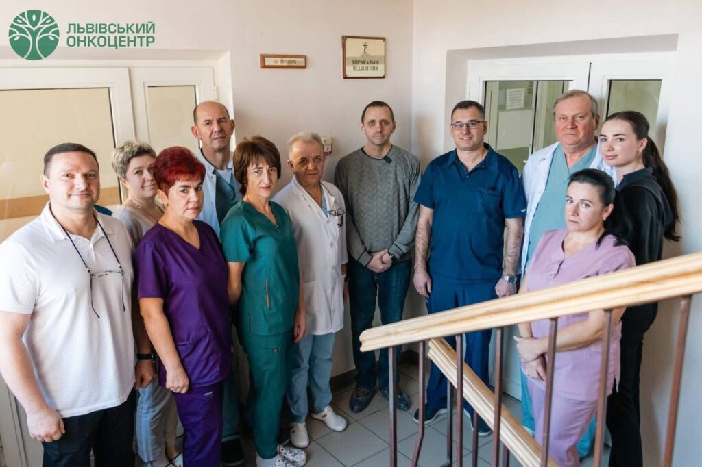 У Львівському онкоцентрі успішно прооперували пацієнта із 10-кілограмою пухлиною