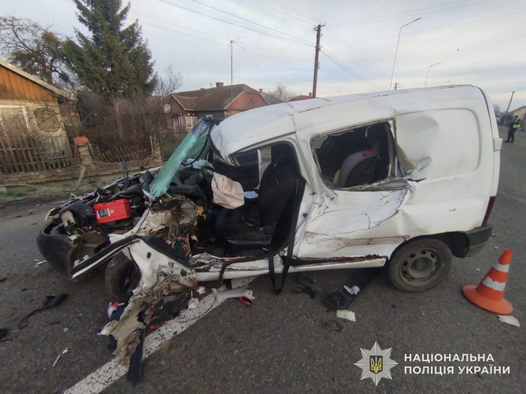 На Львівщині автомобіль перетворився на брухт