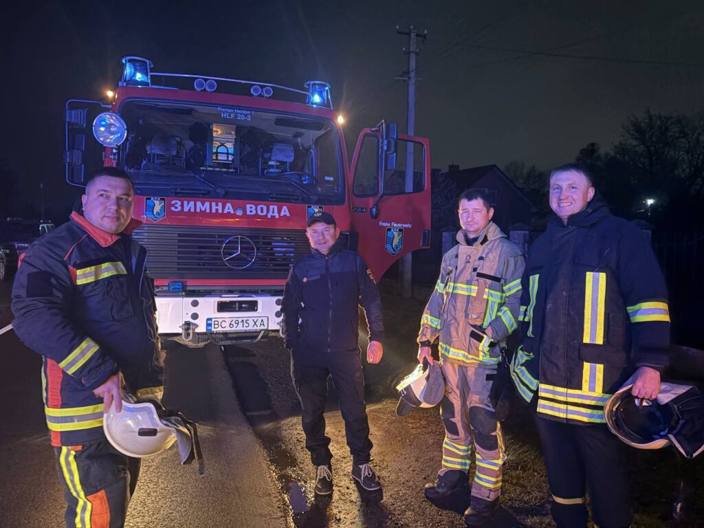 На Львівщині горів гараж