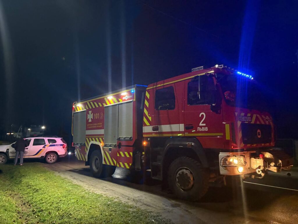 На Львівщині горів гараж