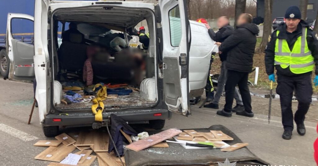 На Львівщині мікроавтобус влетів у вантажівку