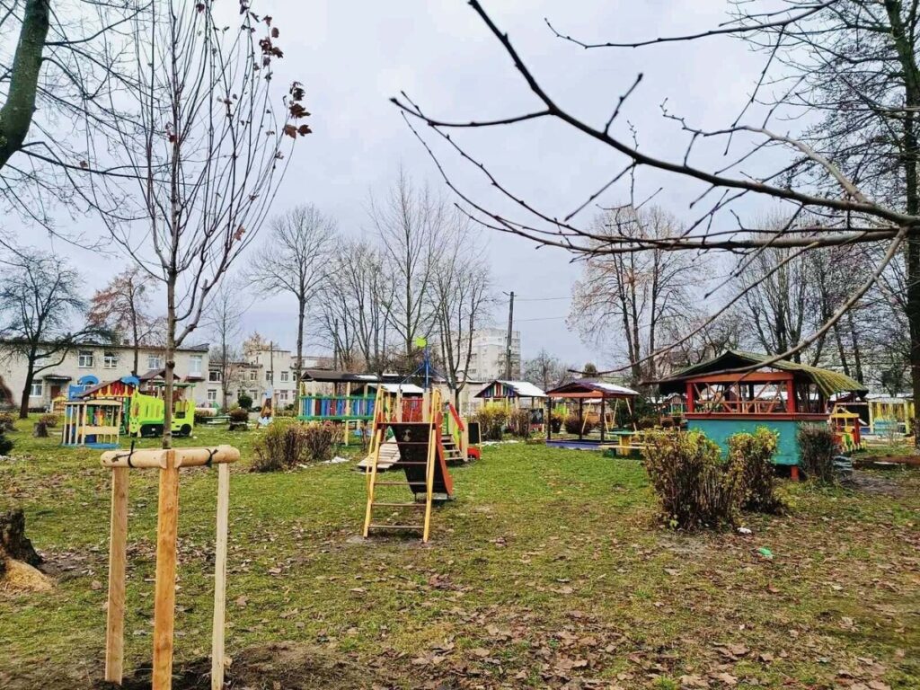 У Львові у дитсадку висадили 6 червоних кленів