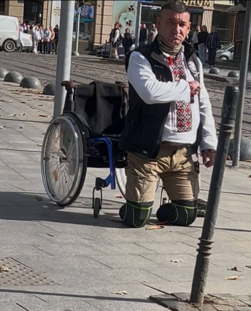 У Львові чоловік з інвалідністю вшановує полеглих захисників