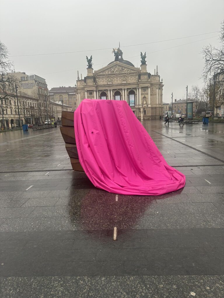 У центрі Львова здулась улюблена куля Садового