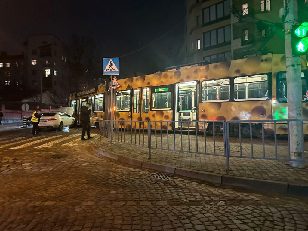 У Львові автомобіль влетів у трамвай
