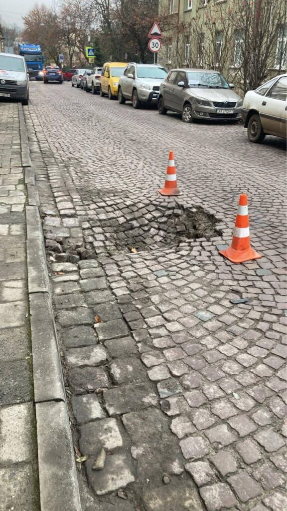 У Львові вже тиждень не можуть відремонтувати провалля