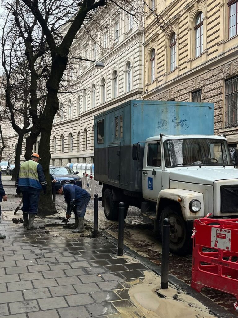 У центрі Львова прорвало водогін Садового
