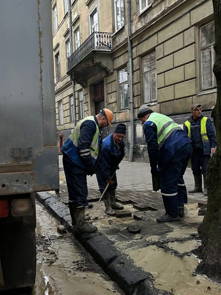 У центрі Львова прорвало водогін Садового