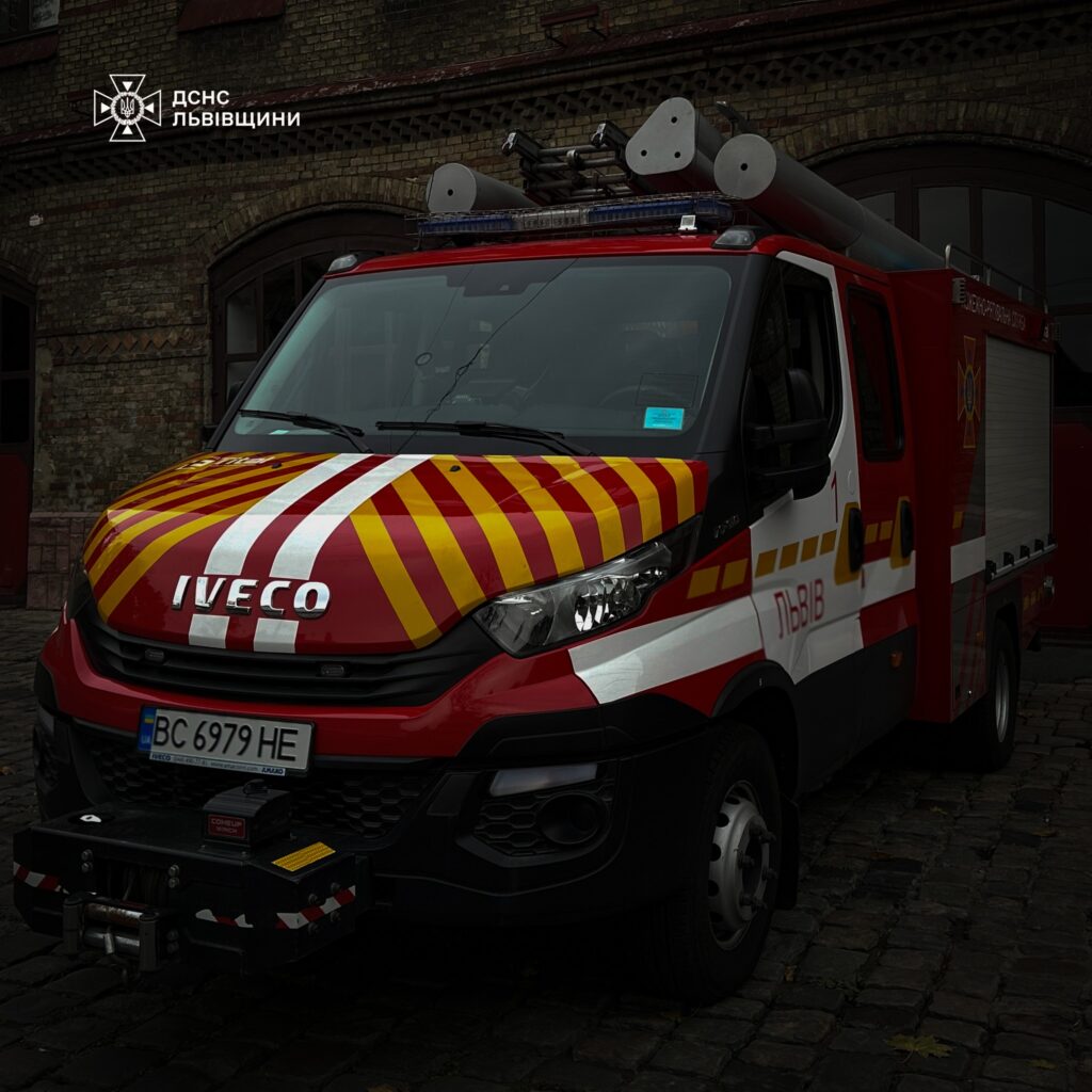 На Львівщині швидка застрягла у снігу