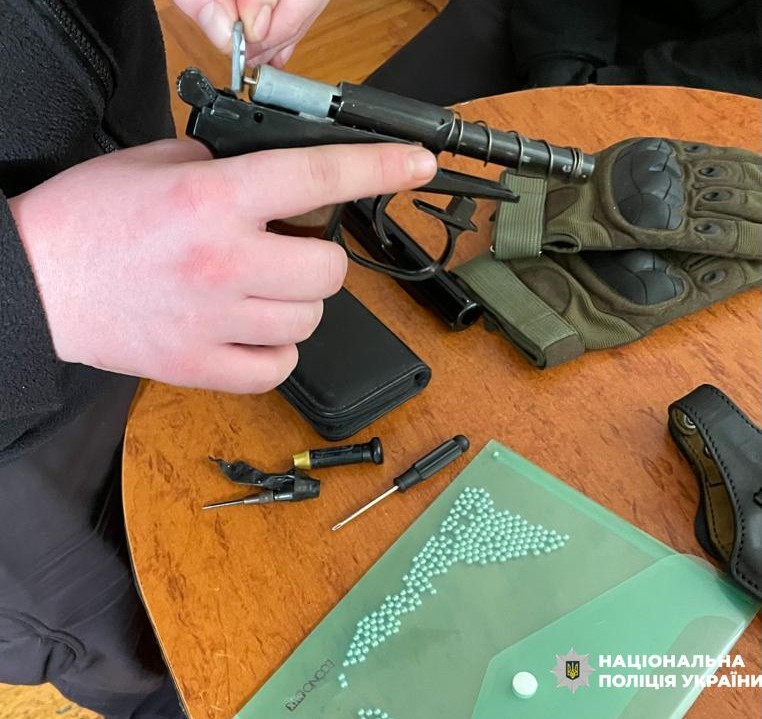 У Трускавці десятикласник носив зброю