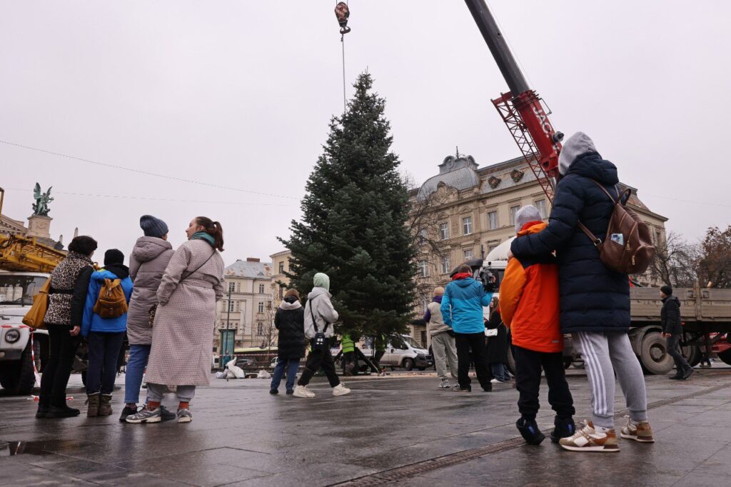 У Львові встановлюють ялинку