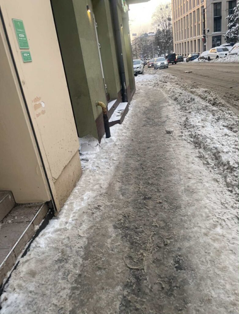У Львові комунальники не чистять тротуари