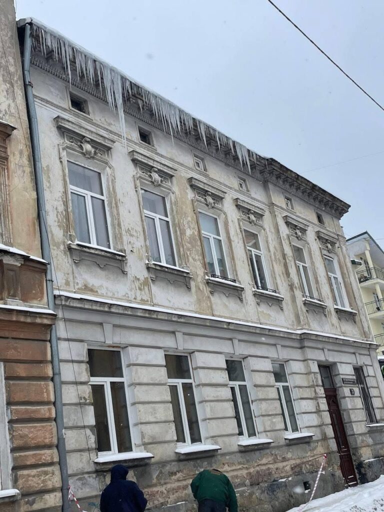 У Львові звисають величезні бурульки