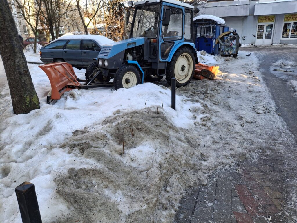 У Львові відпочиває комунальний трактор
