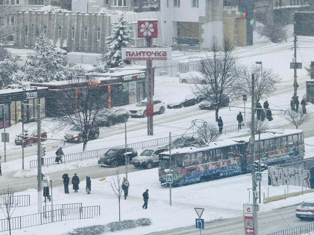 У Львові зупинились вантажівки