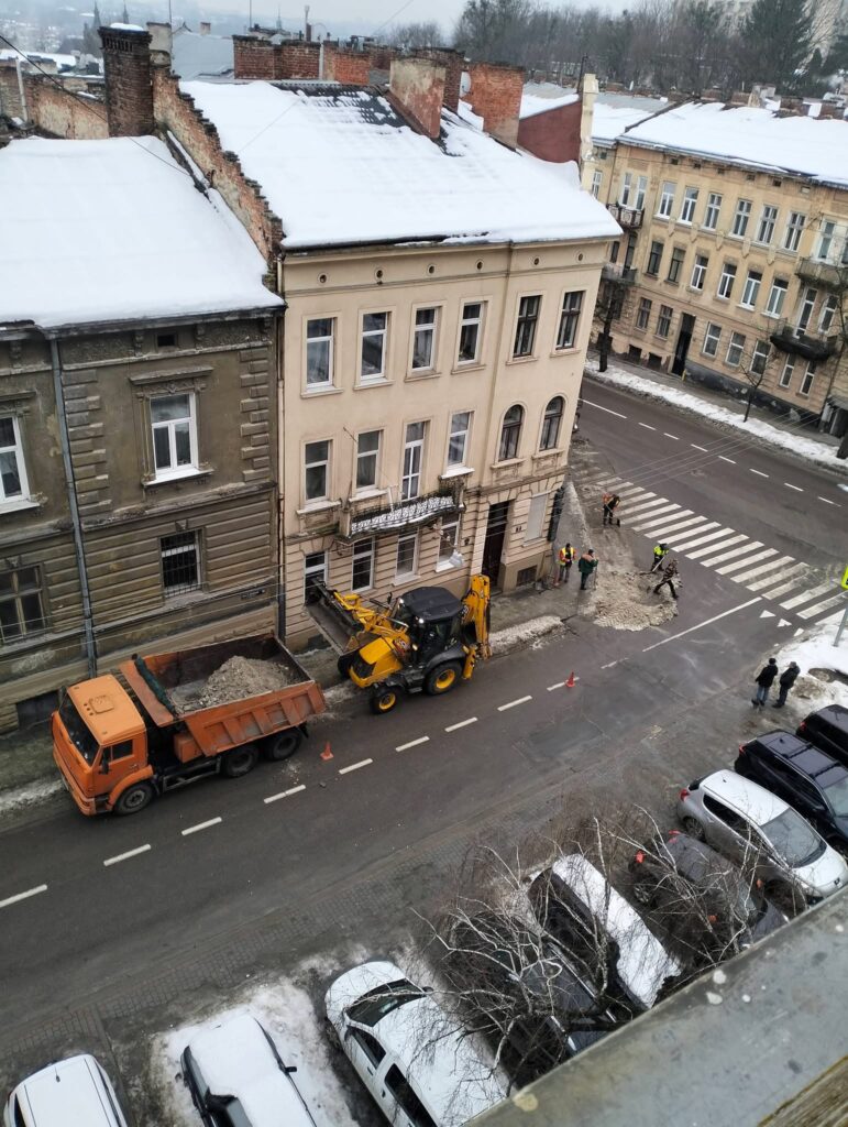У Львові комунальники нарешті розчищають сніг