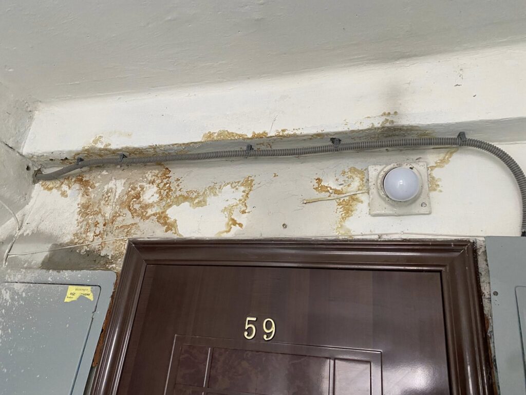 У Львові руйнується житловий будинок