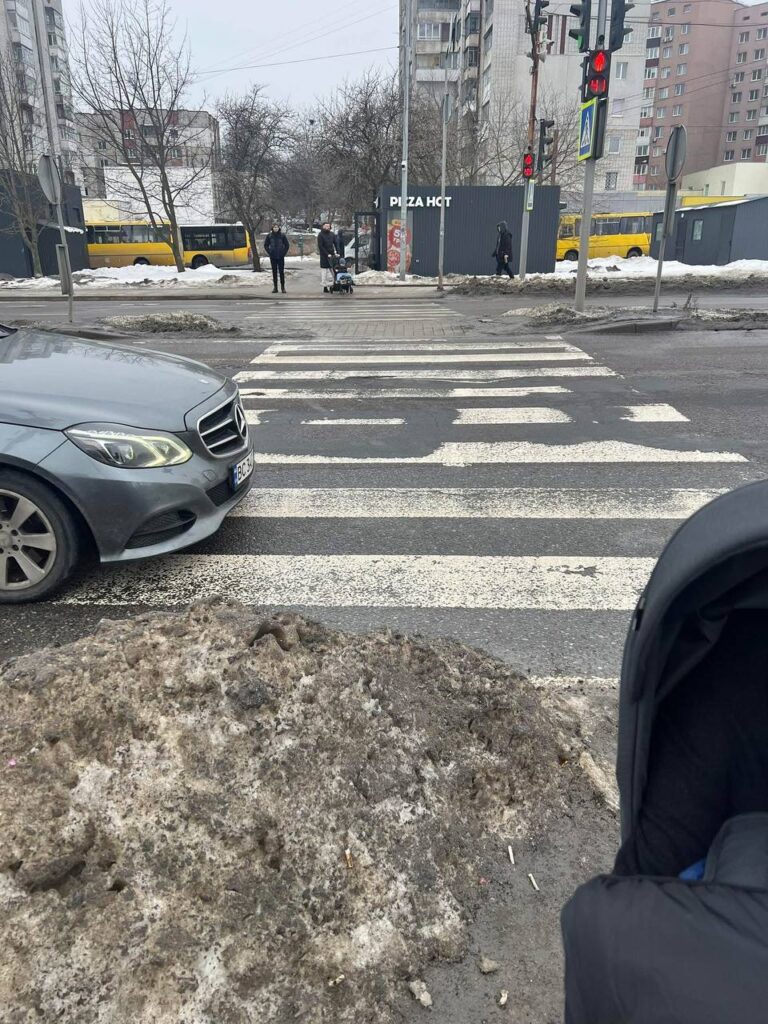 У Львові сніг заважає пішоходам (ФОТО)