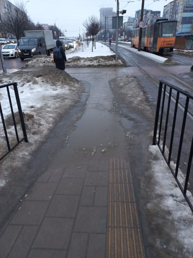 У Львові люди вимушено виходять на трамвайну колію