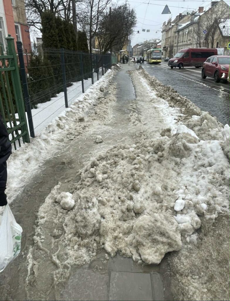 У Львові комунальники нагорнули сніг на тротуар