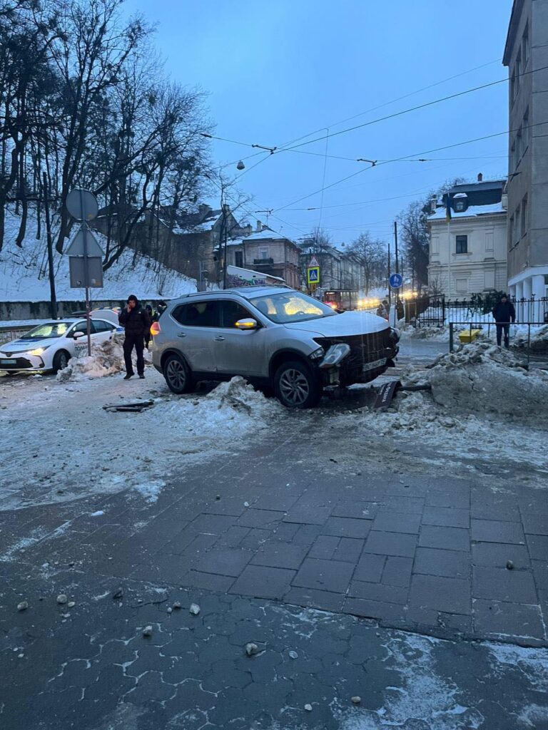 У центрі Львова автомобіль вилетів на тротуар