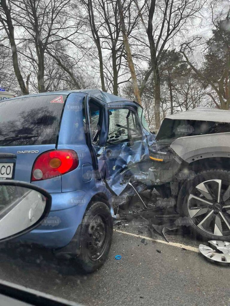 Біля Львова не розминулись автомобілі