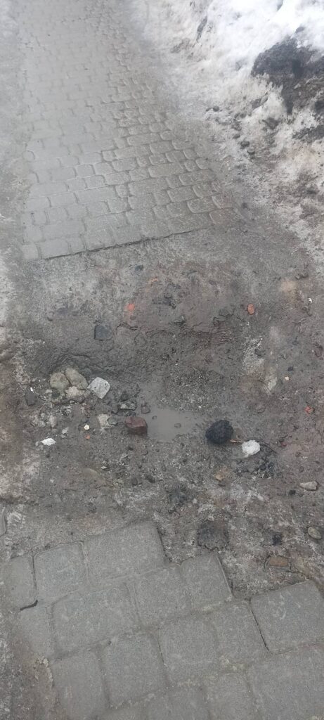 У Львові після ремонту на тротуарі залишилась яма